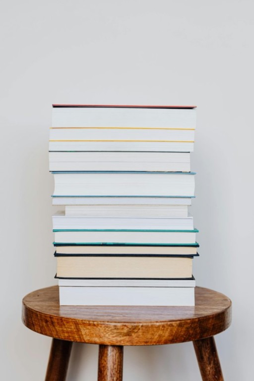 Pile de livres représentant les étapes de l’autoédition